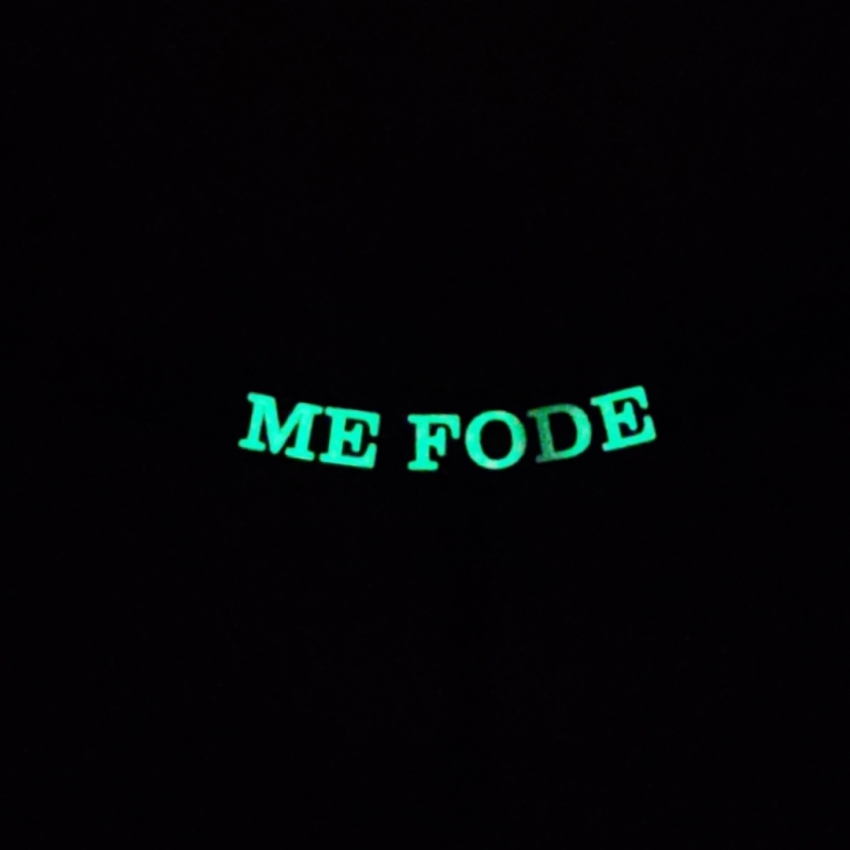 Calcinha com Frase que Brilha no Escuro Me Fode Cor Preto