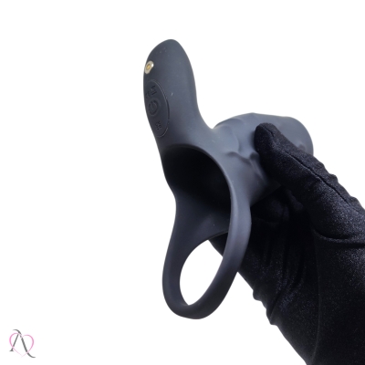 Capa Peniana com Anel e Vibrador Estimulador de Clitóris Cor Preto com 10 Modos de Vibração