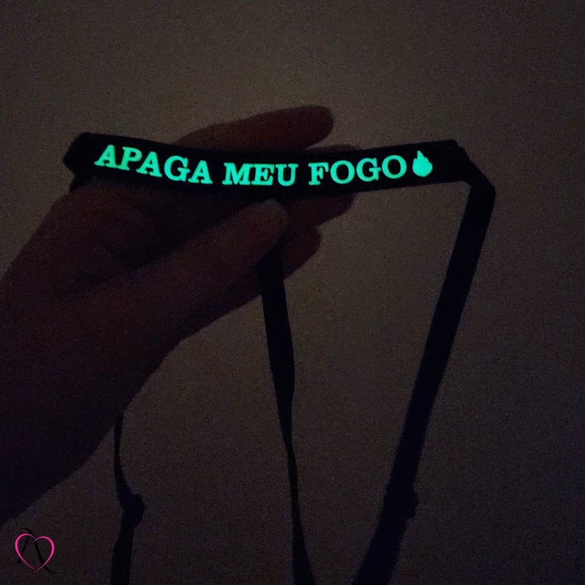 Calcinha com Frase que Brilha no Escuro APAGA MEU FOGO Cor Preto - Tamanho Único